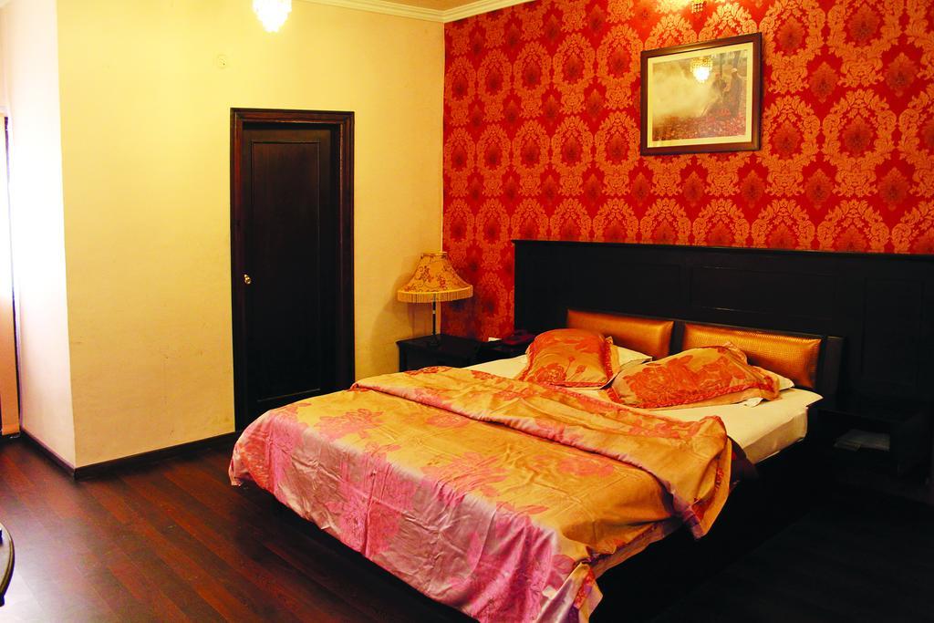Hotel Pride Continental Сринагар Экстерьер фото